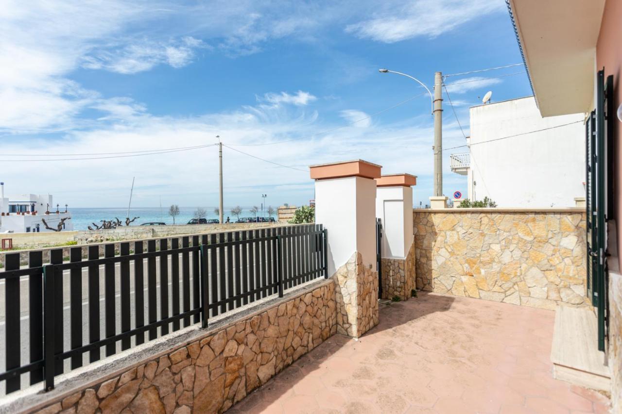 Villetta Bianca Sulla Spiaggia - Apulia Home 加利波利 外观 照片